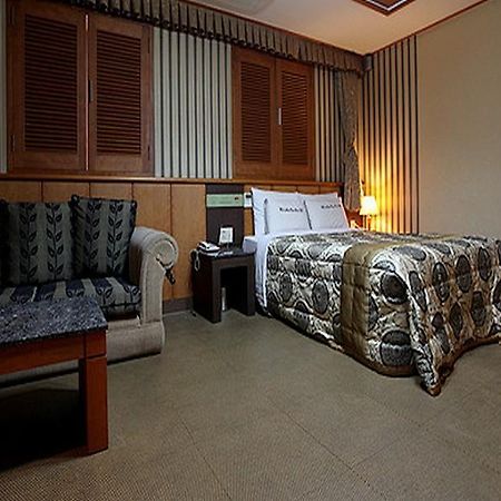 Rampart Hotel Suwon Exteriör bild